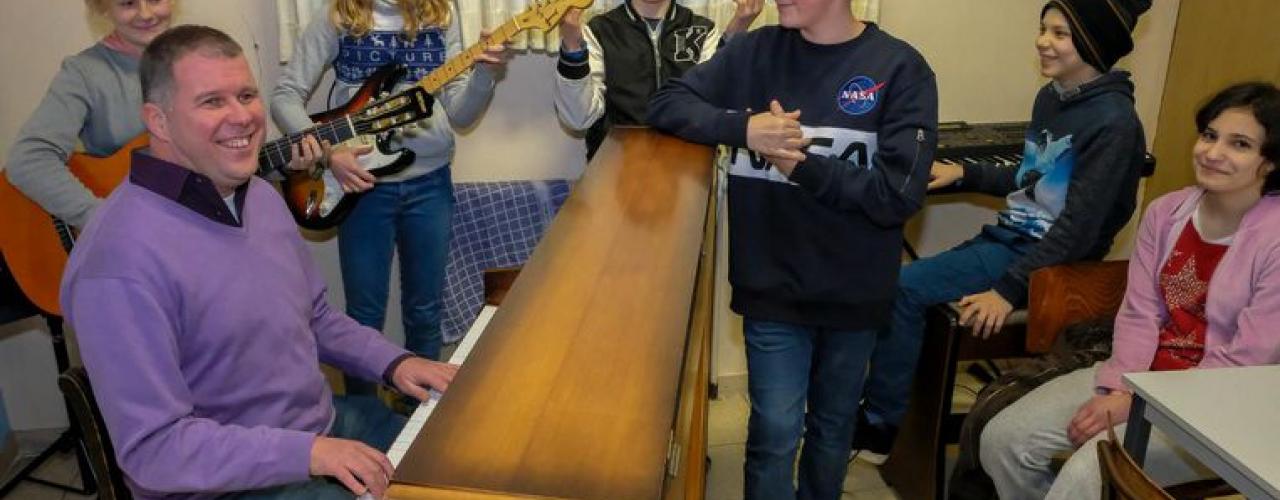 Alumnus Geert geeft muziekles aan kinderen met autisme.