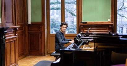 Foto van studerende student aan de piano